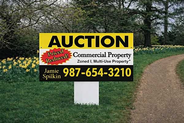 2x4 directional signs for guiding bidders to auction properties