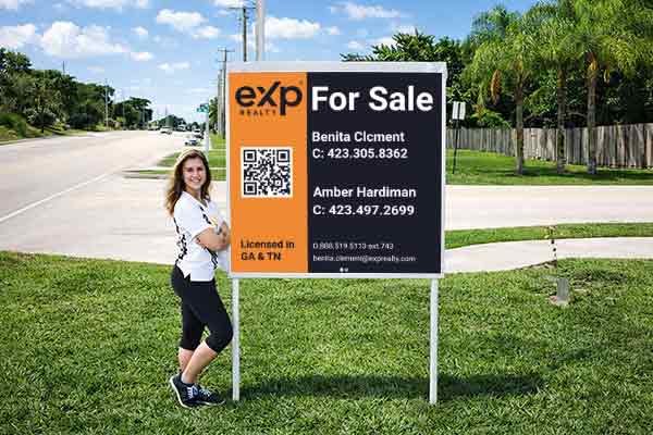 4x4 eXp sign with metal post kit installed